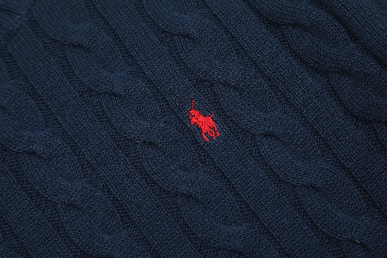 🅿️220 "Top quality" Style number: DS012# [Ralph Lauren round neck solid color pony embroidered logo twist knitted sweater] ✅Ralph Lauren classic basic versatile knitted pullover round neck sweater for men and women ✅Main supplier platform live broadcast Wholesale entity Replacement when out of stock No removal from shelves ✅ZP quality 1:1 version Scan the code to enter the GF website Counter quality ✅Detailed quality The only one in Guangzhou Imported quality cotton yarn, focusing on high-end, cost-effective, good quality needless to say ✅The version is restored to the original order, the maximum size can be worn up to 190 pounds, loose, comfortable and stress-free ✅The upper body is simple and easy to match, ootd must-have style, good-looking clothes are never picky, a must-have in couples' wardrobes, recommended. Size: S-XL Color: Black, off-white, gray, navy, khaki, pink, coffee, red